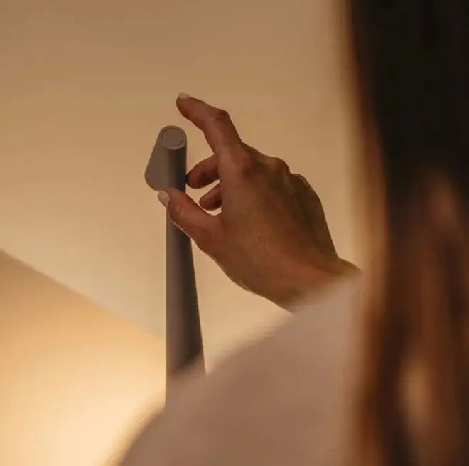 Bezprzewodowa lampa LED o minimalistycznym designie, metalowym wykończeniu, przenośna z regulacją jasności, idealna do każdego wnętrza.