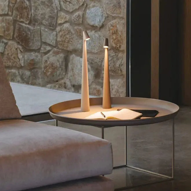 Bezprzewodowa lampa LED o minimalistycznym designie, metalowym wykończeniu, przenośna z regulacją jasności, idealna do każdego wnętrza.