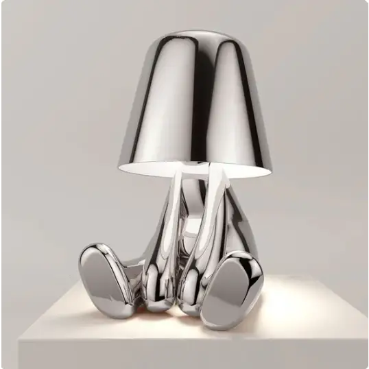 Rzeźbiarska lampa LED Mr. Gold w kolorze złotym, bezprzewodowa, z ciepłym światłem.