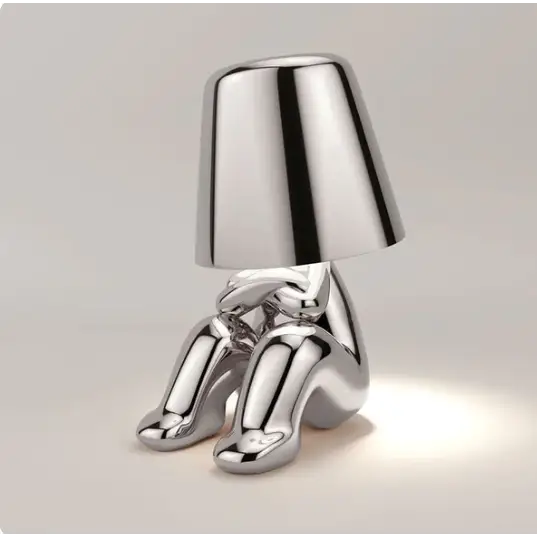Designerska lampa LED Mr. Gold w kolorze złotym, bezprzewodowa, zapewniająca nastrojowe oświetlenie.