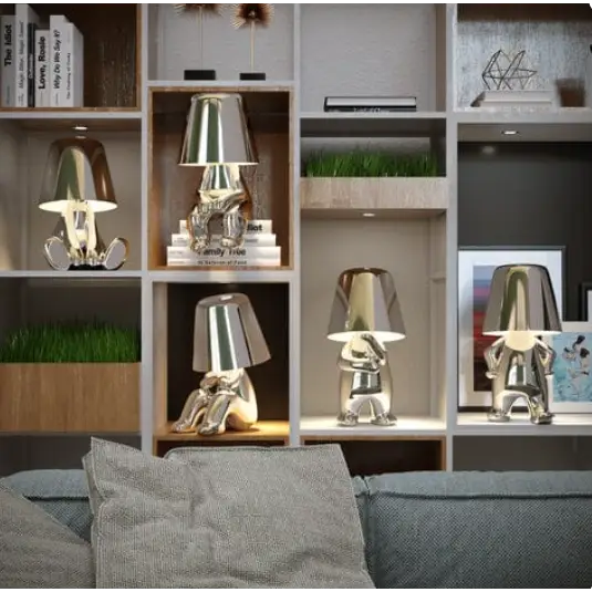 Złota lampa LED Mr. Gold, bezprzewodowa, z dotykową obsługą, idealna do sypialni lub biura.