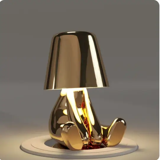 Lampa LED bezprzewodowa w kolorze złotym, rzeźbiarski design, delikatne światło, idealna do stworzenia ciepłej i nowoczesnej atmosfery.
