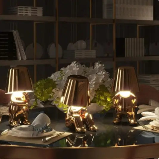 Bezprzewodowa lampa LED w kolorze złotym, designerska, z dotykowym sterowaniem, idealna do salonu.