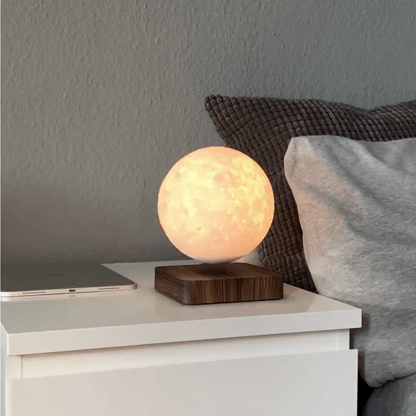 Lewitująca lampa księżycowa unosząca się w powietrzu, realistyczne kratery, na eleganckiej drewnianej podstawie, mistyczne oświetlenie wnętrza