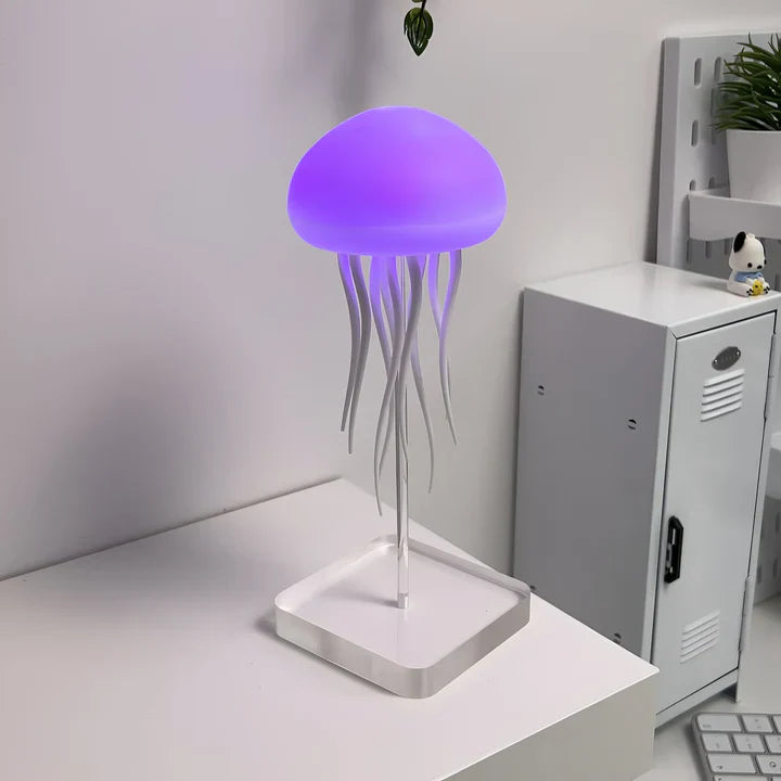 Hipnotyczna lampa LED meduza ze zmieniającymi się kolorami, płynną symulacją ruchu, relaksującą atmosferą, jasna.