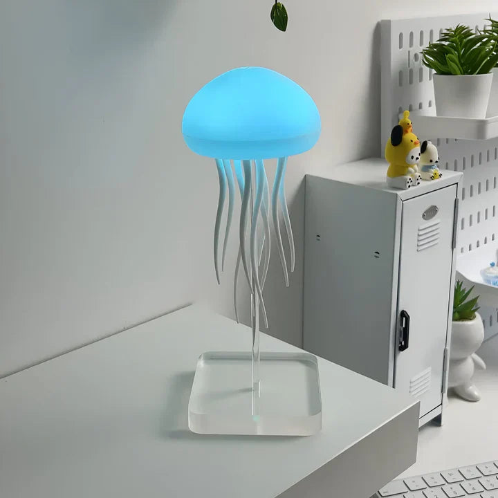 Hipnotyczna lampa LED meduza ze zmieniającymi się kolorami, płynną symulacją ruchu, relaksującą atmosferą, jasna.