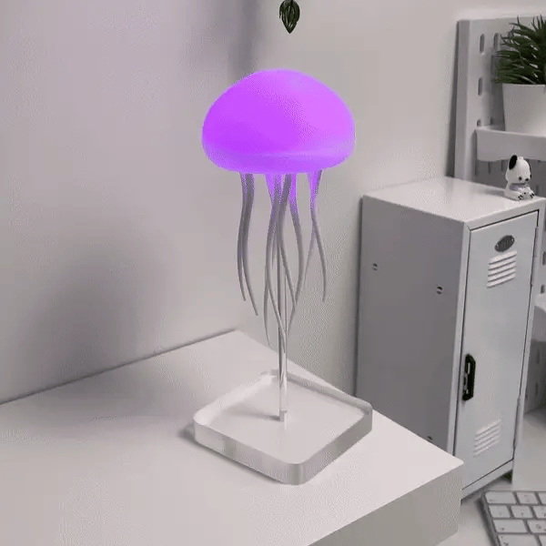 Hipnotyczna lampa LED meduza ze zmieniającymi się kolorami, płynną symulacją ruchu, relaksującą atmosferą, jasna.