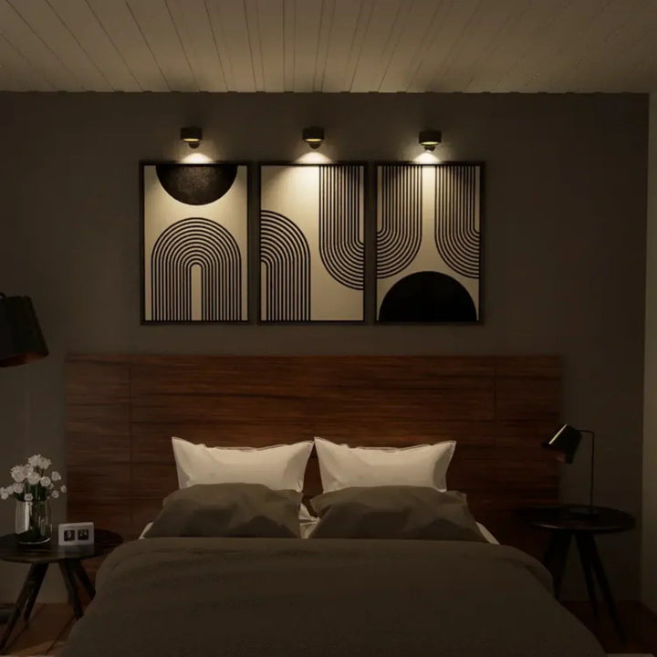 Bezprzewodowa lampa ścienna LED, magnetyczna, ładowalna, nowoczesny design, łatwa instalacja, biała, do salonu i korytarza.