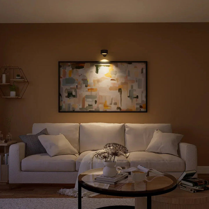 Bezprzewodowa lampa ścienna LED, magnetyczna, ładowalna, nowoczesny design, łatwa instalacja, biała, do salonu i korytarza.