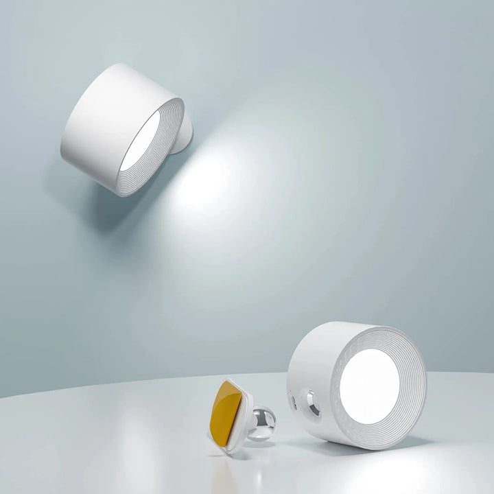 Bezprzewodowa lampa ścienna LED, magnetyczna, ładowalna, nowoczesny design, łatwa instalacja, biała, do salonu i korytarza.