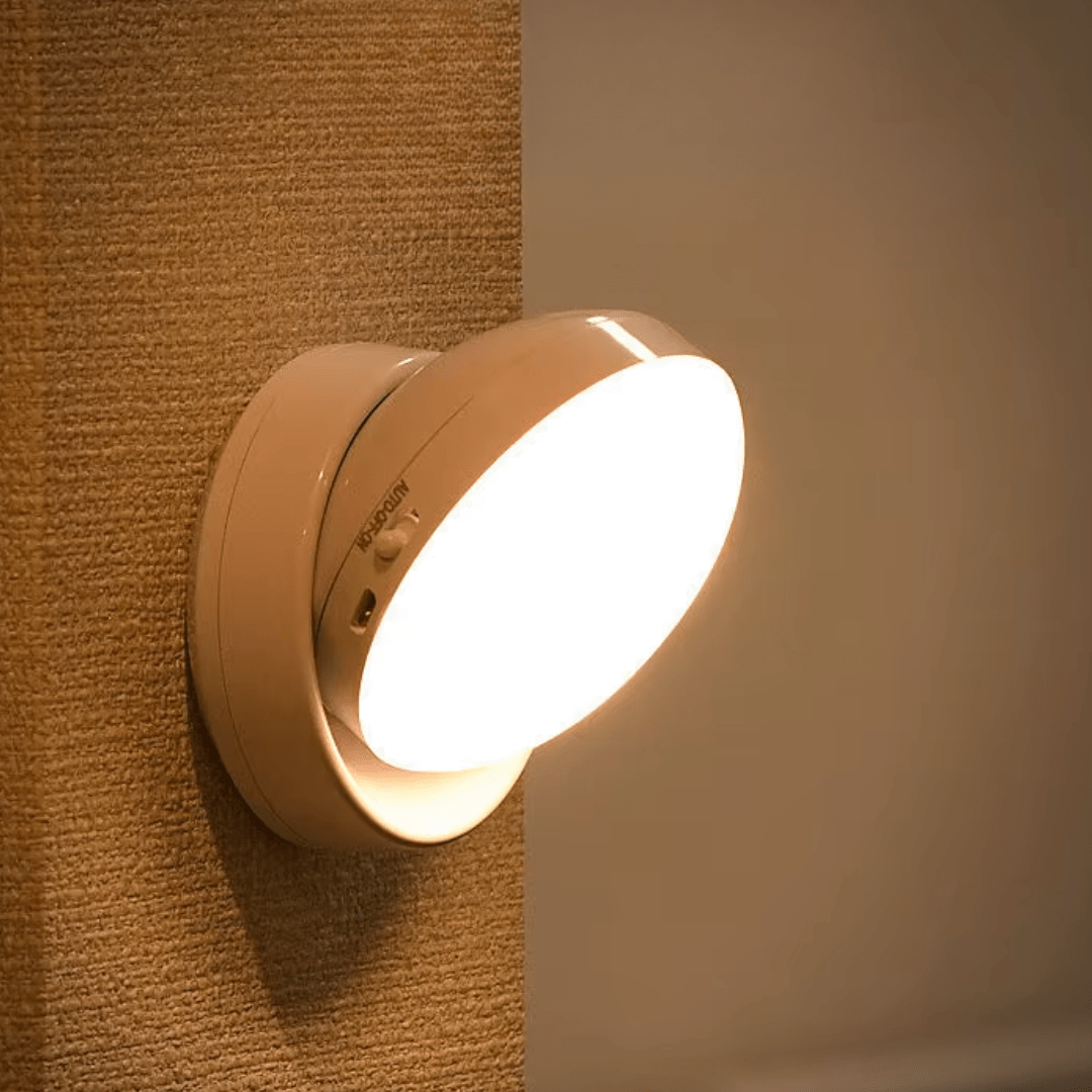 Nowoczesna, bezprzewodowa lampa ścienna z czujnikiem ruchu, regulowana o 360°, z ciepłym lub zimnym białym światłem.