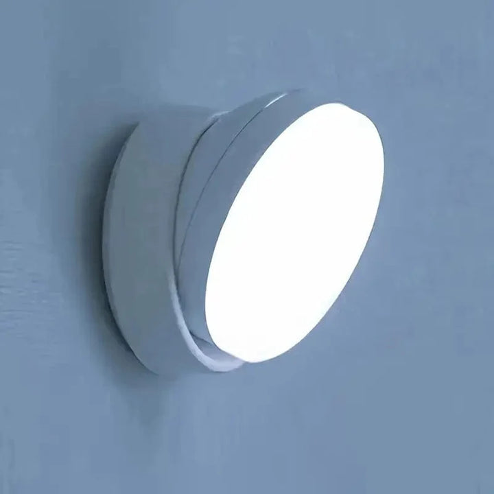 Nowoczesna, bezprzewodowa lampa ścienna z czujnikiem ruchu, regulowana o 360°, z ciepłym lub zimnym białym światłem.