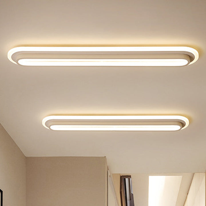 Nowoczesna owalna lampa sufitowa LED w czerni i bieli, elegancki design, akrylowy dyfuzor, współczesna elegancja do wnętrz.