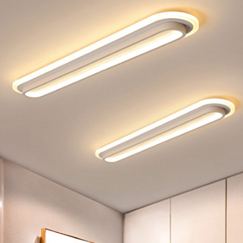 Nowoczesna owalna lampa sufitowa LED w czerni i bieli, elegancki design, akrylowy dyfuzor, współczesna elegancja do wnętrz.