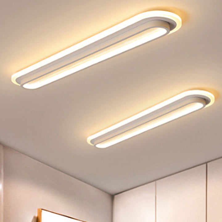 Nowoczesna owalna lampa sufitowa LED w czerni i bieli, elegancki design, akrylowy dyfuzor, współczesna elegancja do wnętrz.