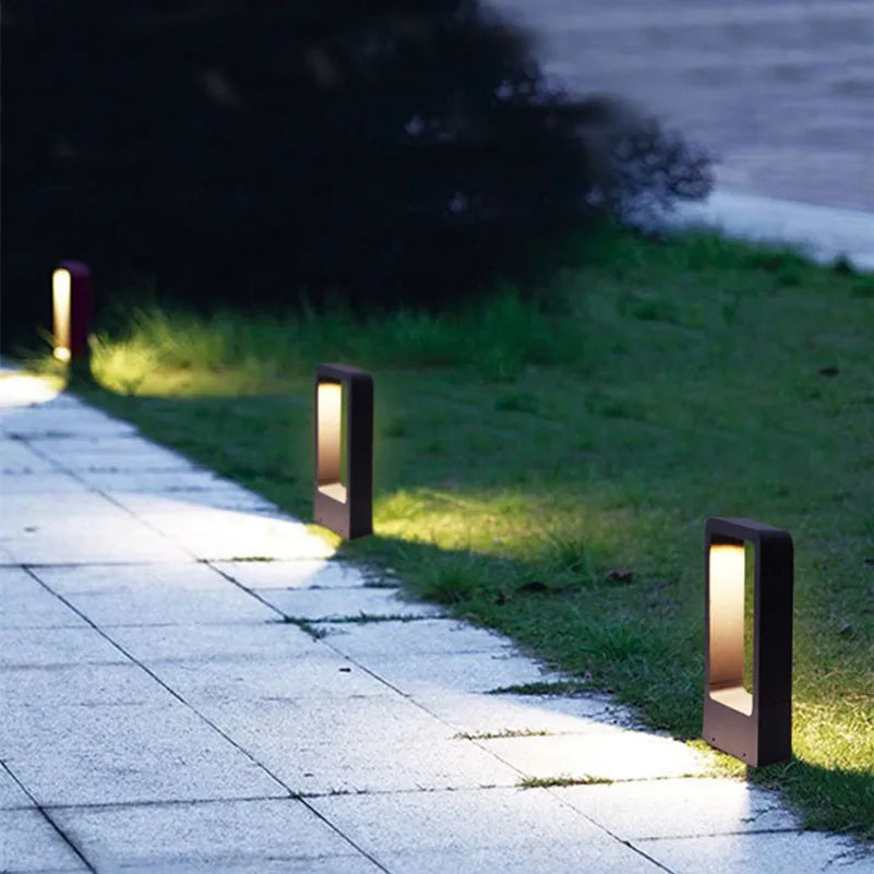 Nowoczesna zewnętrzna lampa solarna LED ze stali nierdzewnej, wysokość 30-60 cm, do ogrodów i ścieżek, energooszczędna.