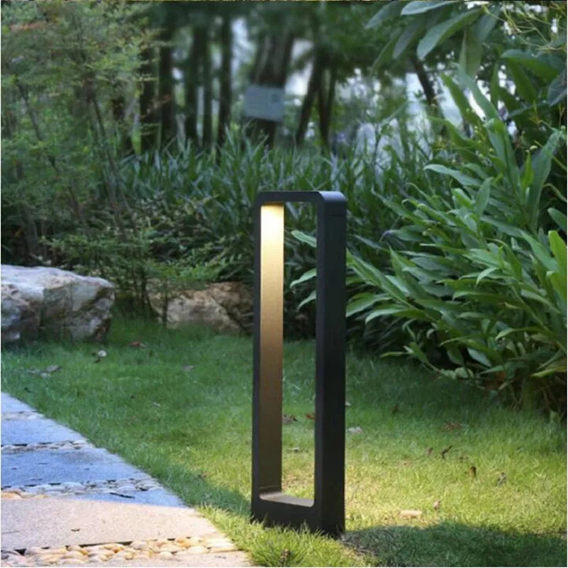 Nowoczesna zewnętrzna lampa solarna LED ze stali nierdzewnej, wysokość 30-60 cm, do ogrodów i ścieżek, energooszczędna.