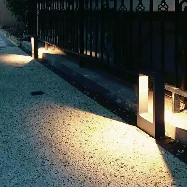 Nowoczesna zewnętrzna lampa solarna LED ze stali nierdzewnej, wysokość 30-60 cm, do ogrodów i ścieżek, energooszczędna.