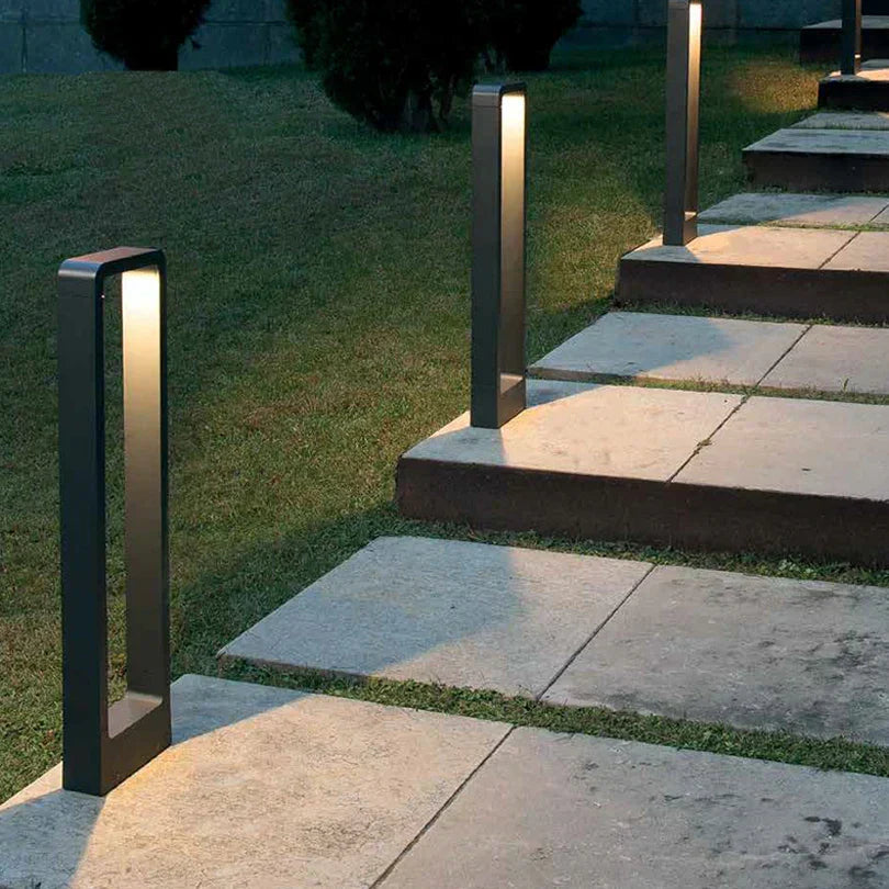 Nowoczesna zewnętrzna lampa solarna LED ze stali nierdzewnej, wysokość 30-60 cm, do ogrodów i ścieżek, energooszczędna.
