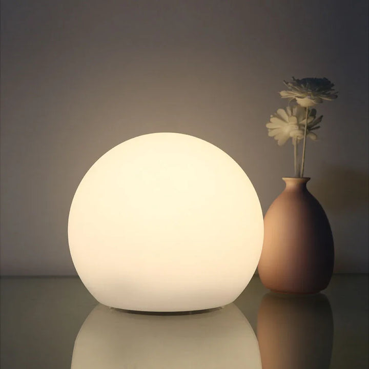Nowoczesna, elegancka, bezprzewodowa, wielokolorowa lampa kulista LED, idealna do adaptacyjnego oświetlenia każdego pomieszczenia.