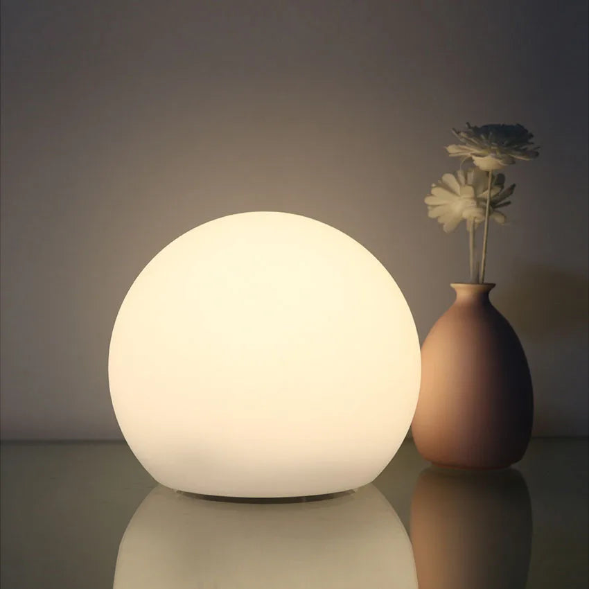Nowoczesna, elegancka, bezprzewodowa, wielokolorowa lampa kulista LED, idealna do adaptacyjnego oświetlenia każdego pomieszczenia.