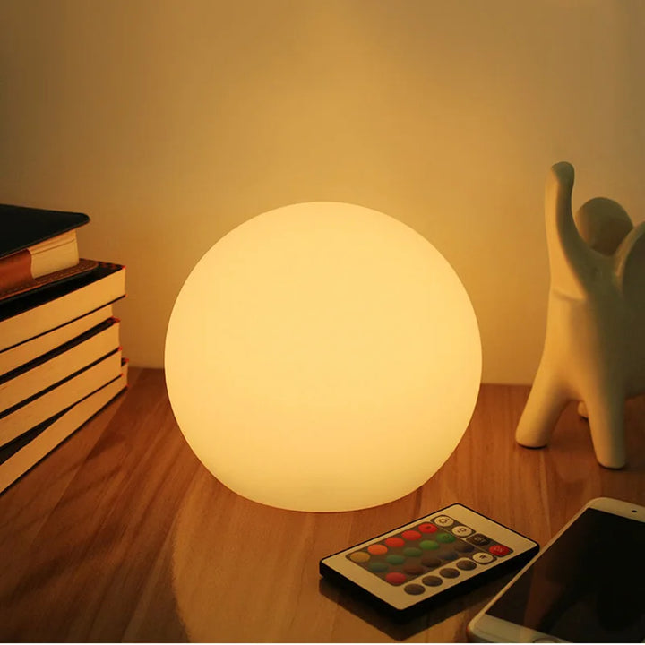 Nowoczesna, elegancka, bezprzewodowa, wielokolorowa lampa kulista LED, idealna do adaptacyjnego oświetlenia każdego pomieszczenia.