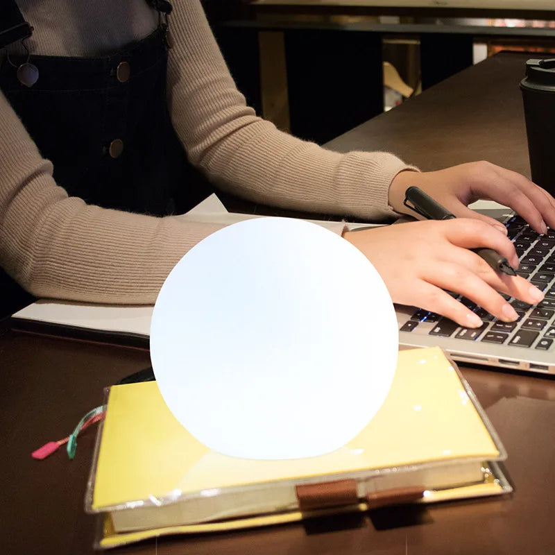Nowoczesna, elegancka, bezprzewodowa, wielokolorowa lampa kulista LED, idealna do adaptacyjnego oświetlenia każdego pomieszczenia.