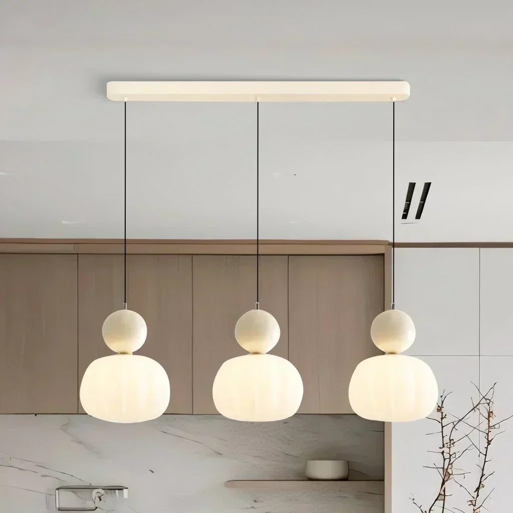 Lampa wisząca Art Deco w kolorze kremowym z chromowanymi, zielonymi i czerwonymi akcentami, eleganckie i wszechstronne oświetlenie.