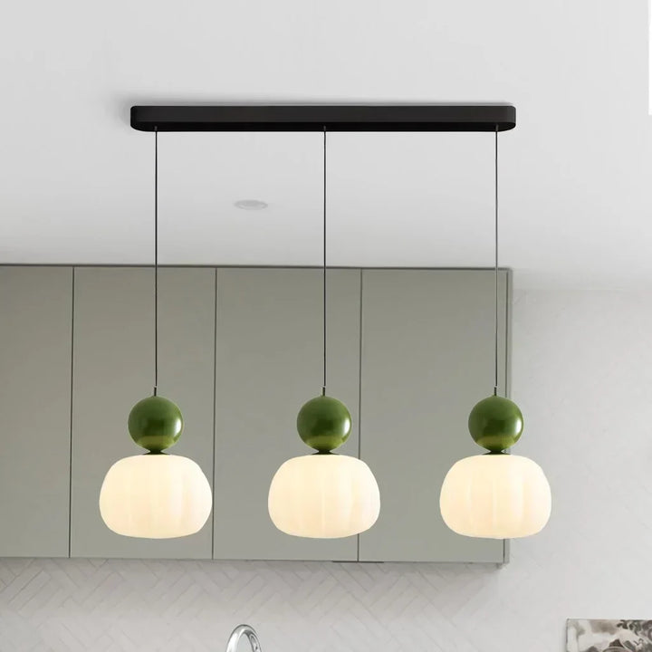 Lampa wisząca Art Deco w kolorze kremowym z chromowanymi, zielonymi i czerwonymi akcentami, eleganckie i wszechstronne oświetlenie.