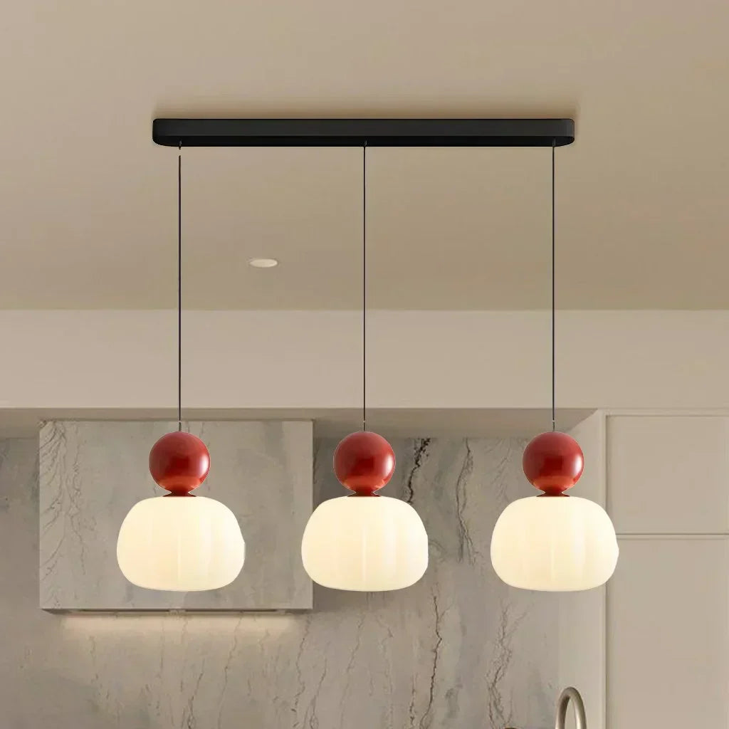 Lampa wisząca Art Deco w kolorze kremowym z chromowanymi, zielonymi i czerwonymi akcentami, eleganckie i wszechstronne oświetlenie.