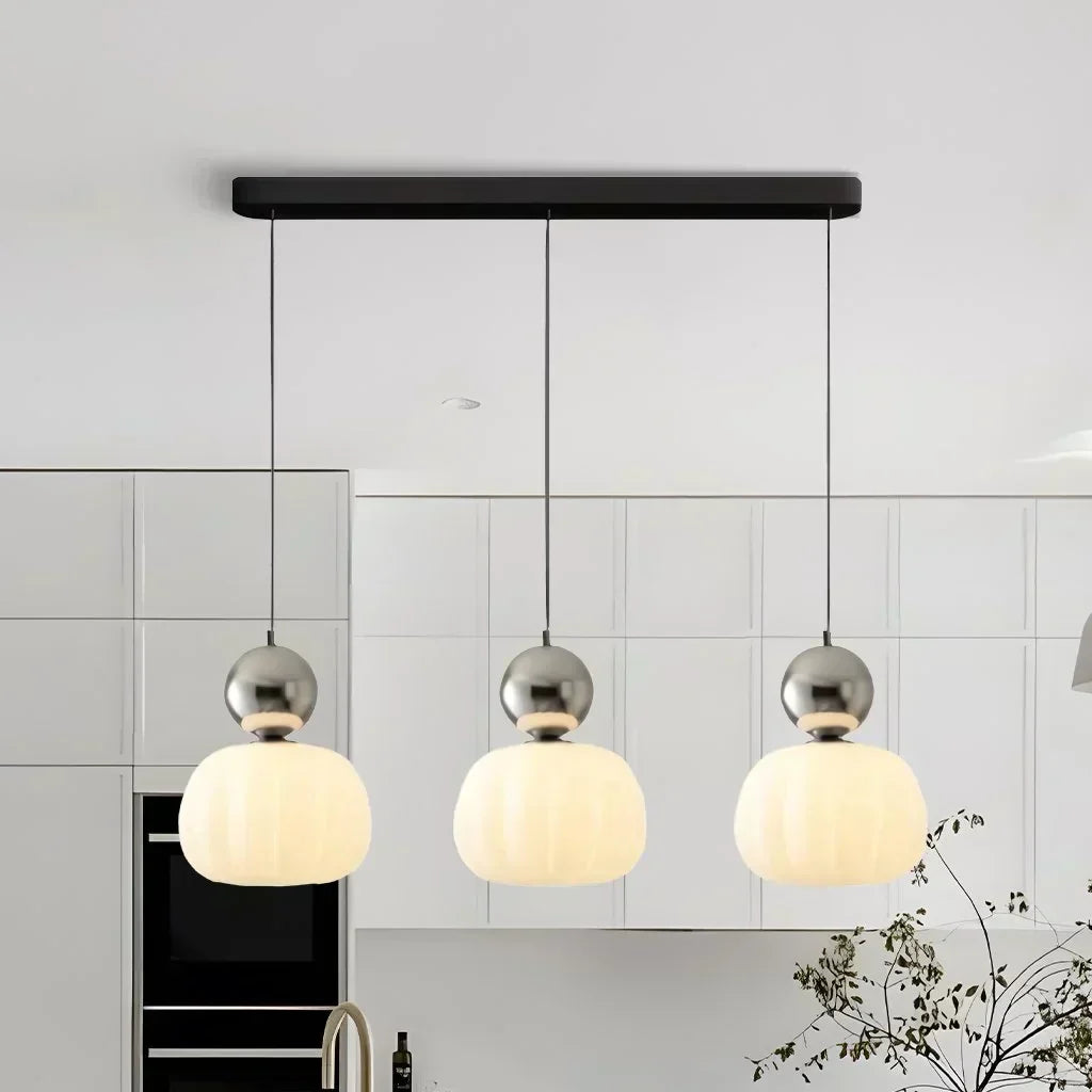 Lampa wisząca Art Deco w kolorze kremowym z chromowanymi, zielonymi i czerwonymi akcentami, eleganckie i wszechstronne oświetlenie.