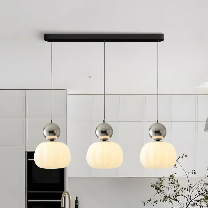 Lampa wisząca Art Deco w kolorze kremowym z chromowanymi, zielonymi i czerwonymi akcentami, eleganckie i wszechstronne oświetlenie.