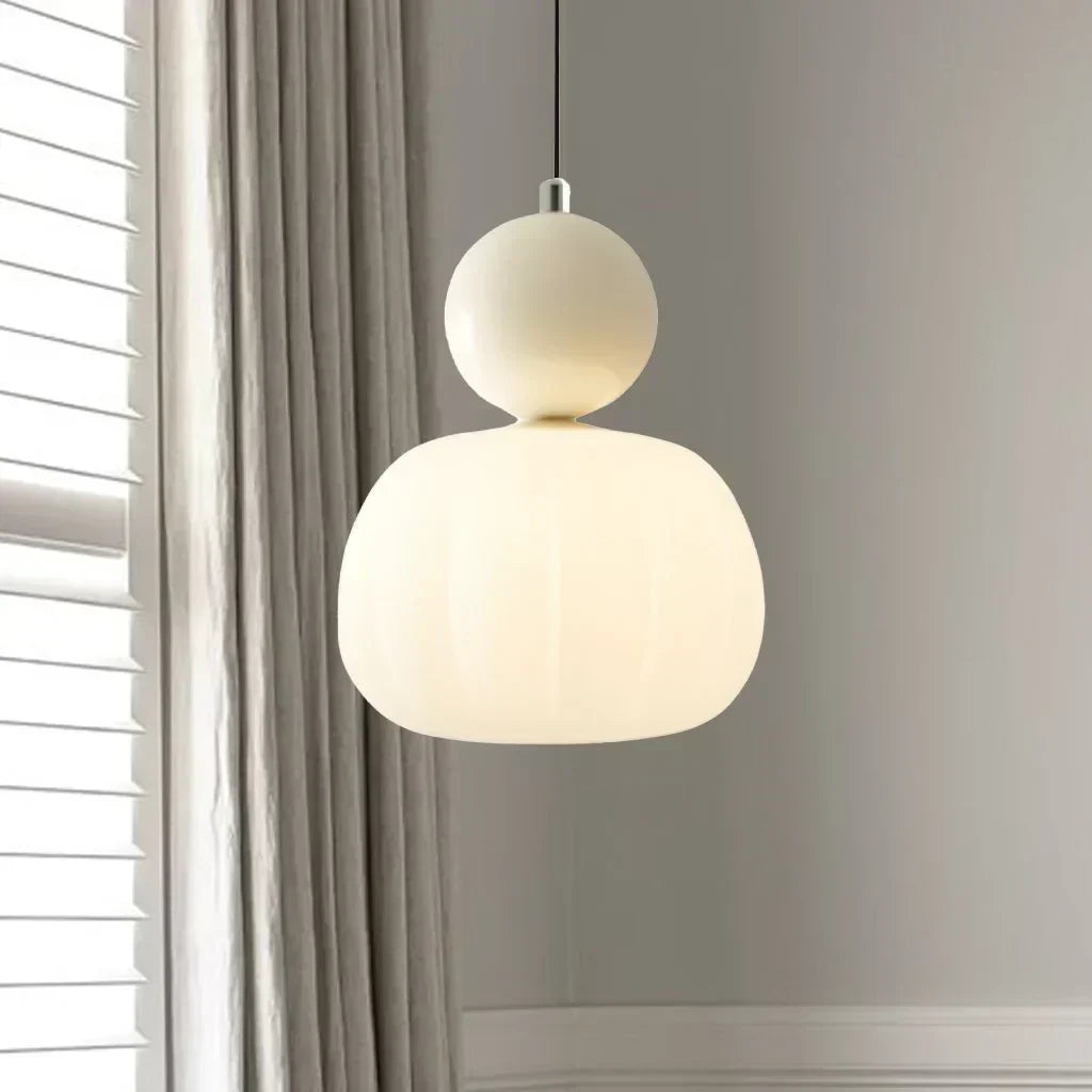 Lampa wisząca Art Deco w kolorze kremowym z chromowanymi, zielonymi i czerwonymi akcentami, eleganckie i wszechstronne oświetlenie.