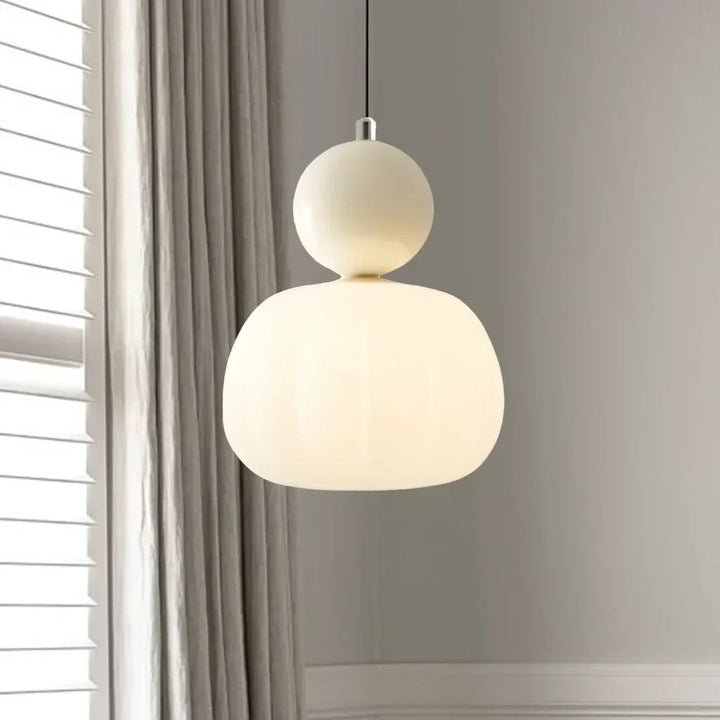 Lampa wisząca Art Deco w kolorze kremowym z chromowanymi, zielonymi i czerwonymi akcentami, eleganckie i wszechstronne oświetlenie.