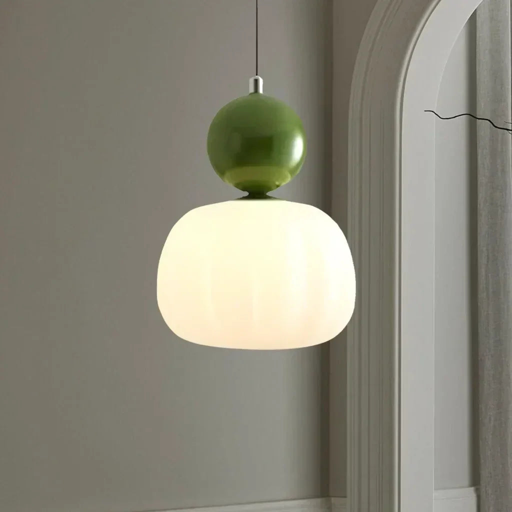 Lampa wisząca Art Deco w kolorze kremowym z chromowanymi, zielonymi i czerwonymi akcentami, eleganckie i wszechstronne oświetlenie.