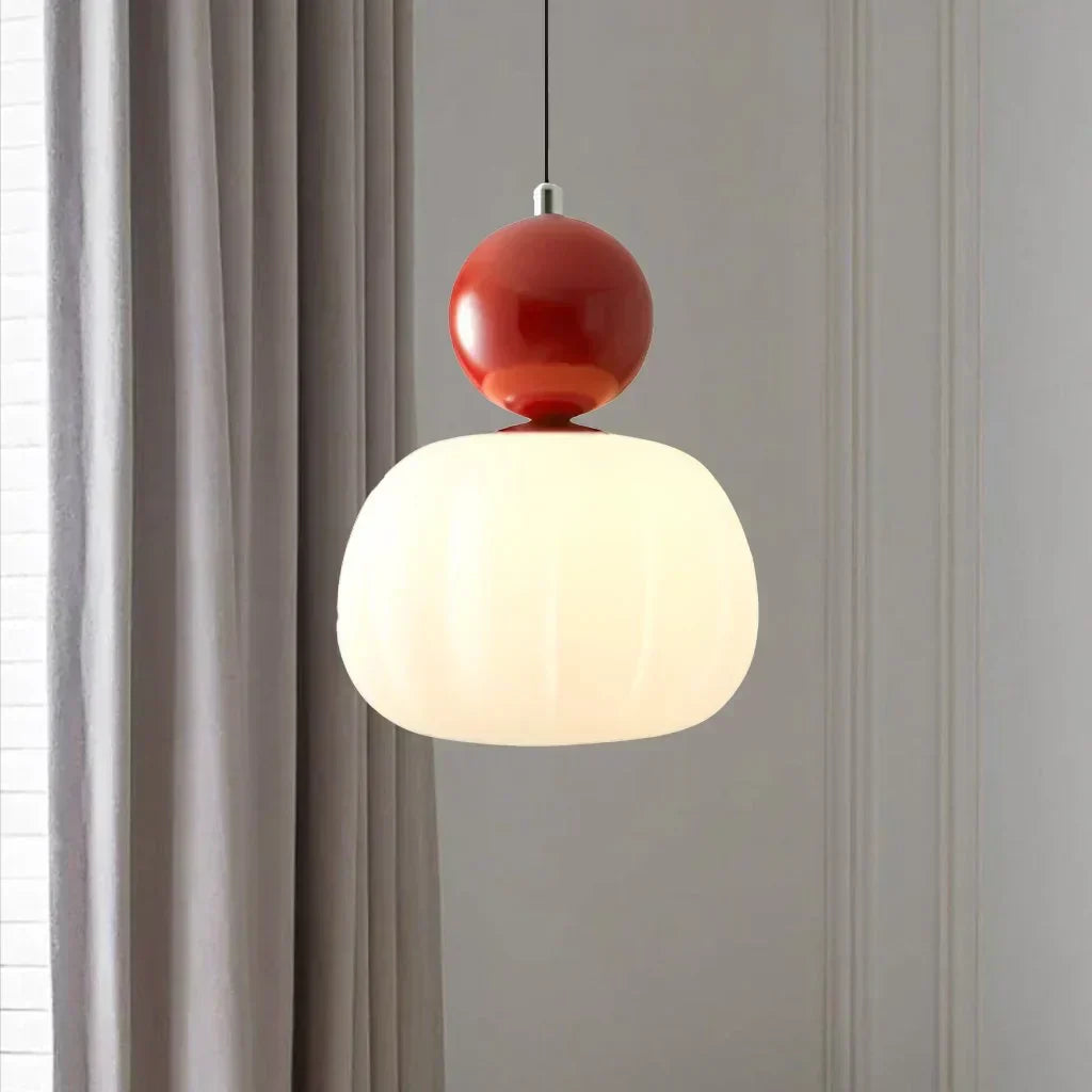 Lampa wisząca Art Deco w kolorze kremowym z chromowanymi, zielonymi i czerwonymi akcentami, eleganckie i wszechstronne oświetlenie.