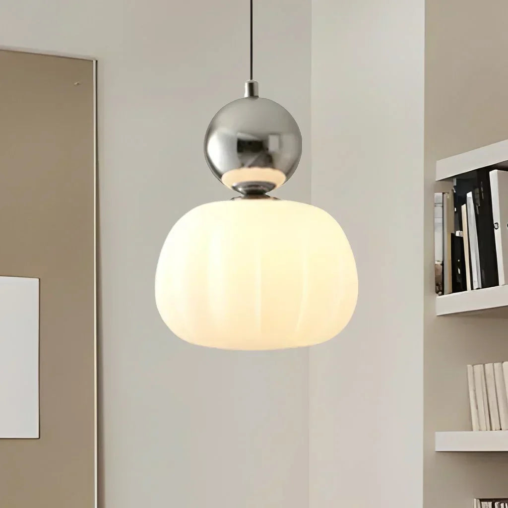 Lampa wisząca Art Deco w kolorze kremowym z chromowanymi, zielonymi i czerwonymi akcentami, eleganckie i wszechstronne oświetlenie.