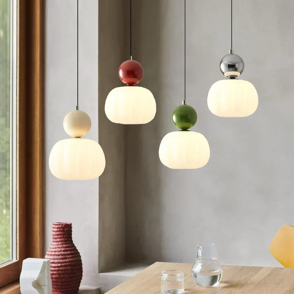 Lampa wisząca Art Deco w kolorze kremowym z chromowanymi, zielonymi i czerwonymi akcentami, eleganckie i wszechstronne oświetlenie.