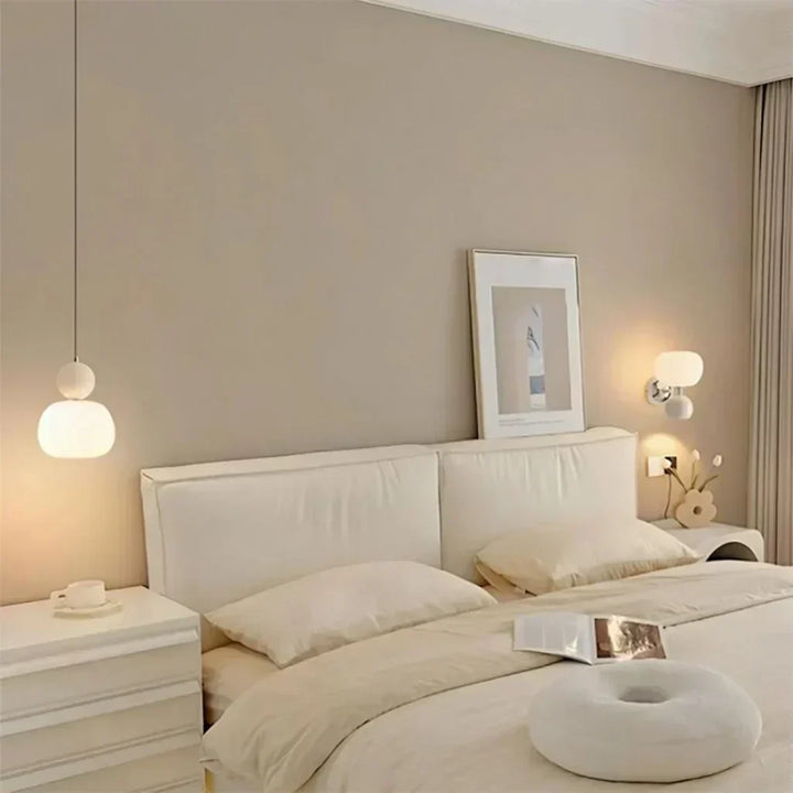 Lampa wisząca Art Deco w kolorze kremowym z chromowanymi, zielonymi i czerwonymi akcentami, eleganckie i wszechstronne oświetlenie.