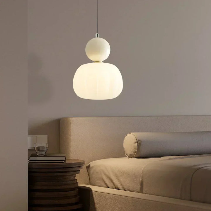 Lampa wisząca Art Deco w kolorze kremowym z chromowanymi, zielonymi i czerwonymi akcentami, eleganckie i wszechstronne oświetlenie.