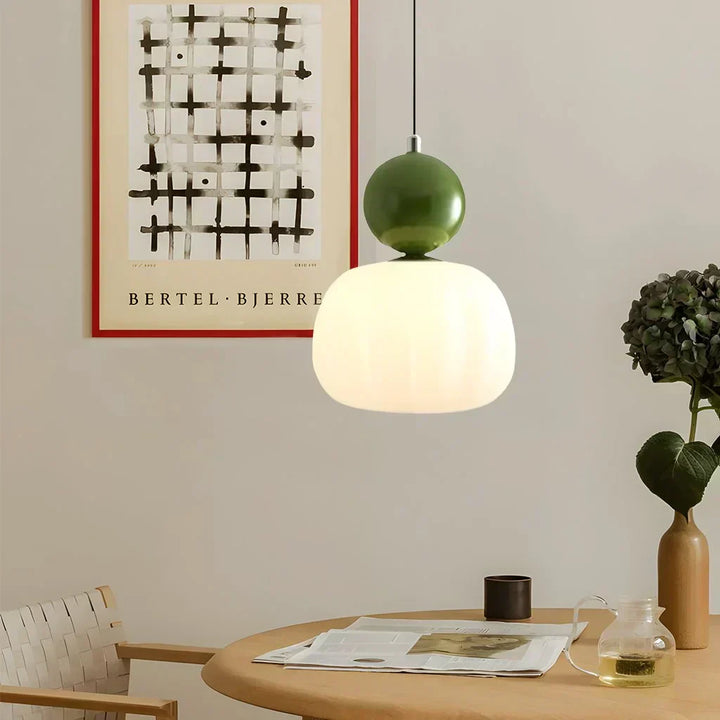 Lampa wisząca Art Deco w kolorze kremowym z chromowanymi, zielonymi i czerwonymi akcentami, eleganckie i wszechstronne oświetlenie.