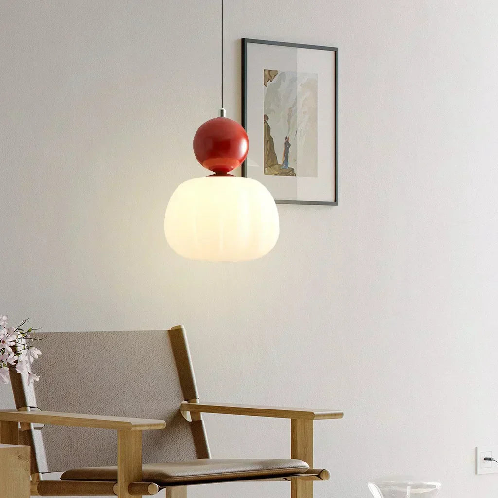 Lampa wisząca Art Deco w kolorze kremowym z chromowanymi, zielonymi i czerwonymi akcentami, eleganckie i wszechstronne oświetlenie.
