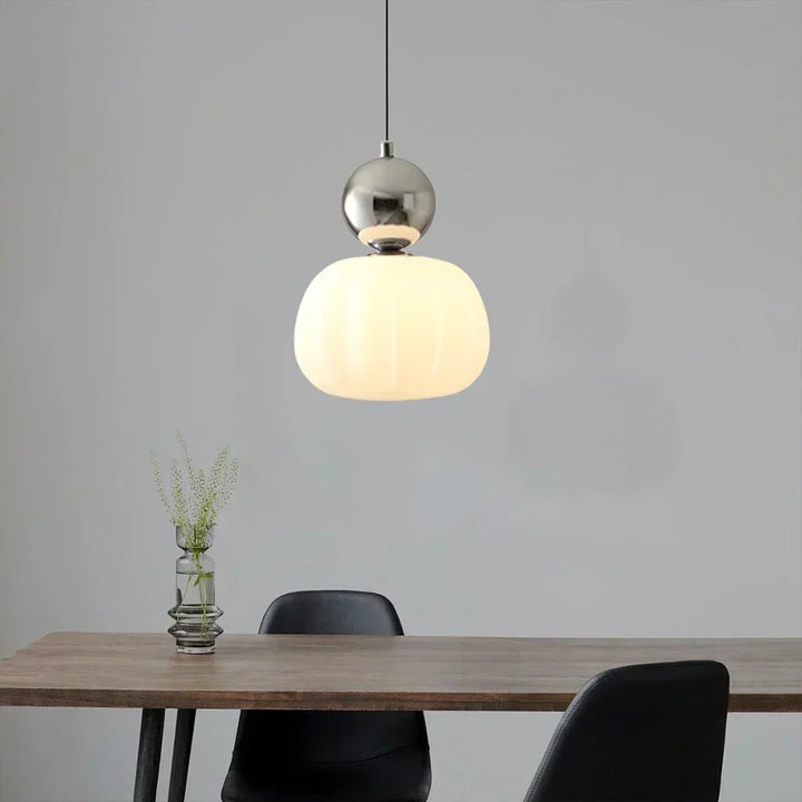 Lampa wisząca Art Deco w kolorze kremowym z chromowanymi, zielonymi i czerwonymi akcentami, eleganckie i wszechstronne oświetlenie.