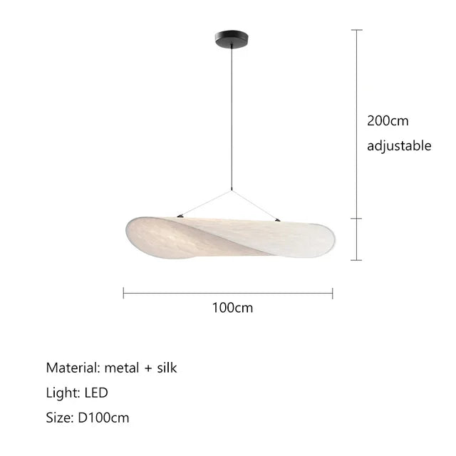 Designerski jedwabny abażur wiszący, o płynnych i eleganckich kształtach, tworzący miękkie światło dla szykownego i kojącego wnętrza.