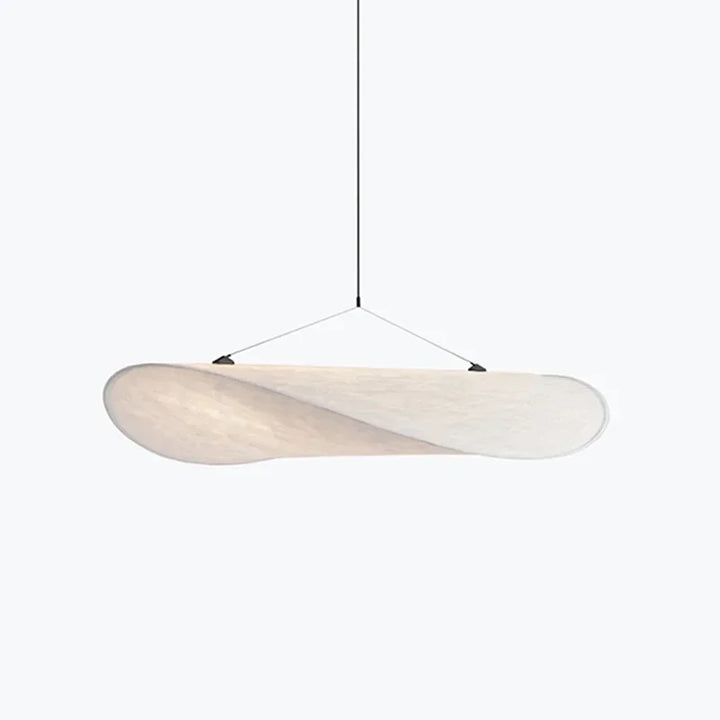 Designerski jedwabny abażur wiszący, o płynnych i eleganckich kształtach, tworzący miękkie światło dla szykownego i kojącego wnętrza.