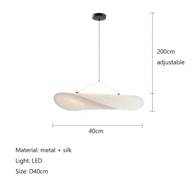 Designerski jedwabny abażur wiszący, o płynnych i eleganckich kształtach, tworzący miękkie światło dla szykownego i kojącego wnętrza.