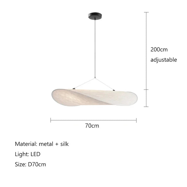 Designerski jedwabny abażur wiszący, o płynnych i eleganckich kształtach, tworzący miękkie światło dla szykownego i kojącego wnętrza.