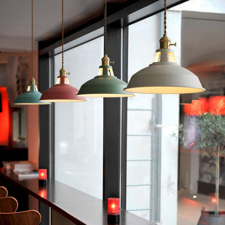 Industrialna lampa wisząca w stylu retro, wykonana z solidnego metalu, idealna do jadalni, dostępna w wielu kolorach.