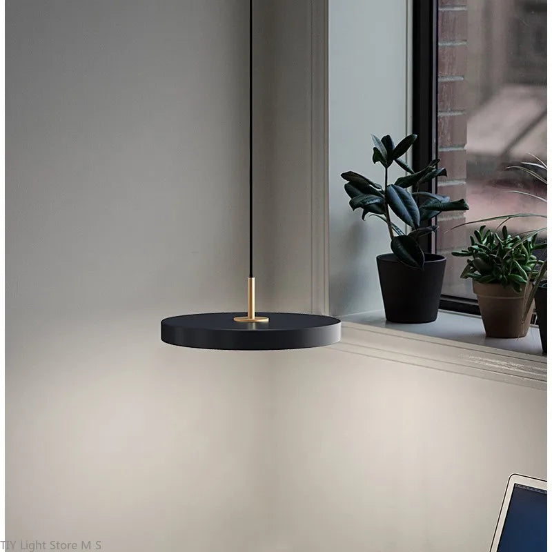 Nowoczesna minimalistyczna lampa wisząca, skandynawski design, czarna, biała, niebieska, metal i szkło do eleganckiego wnętrza.