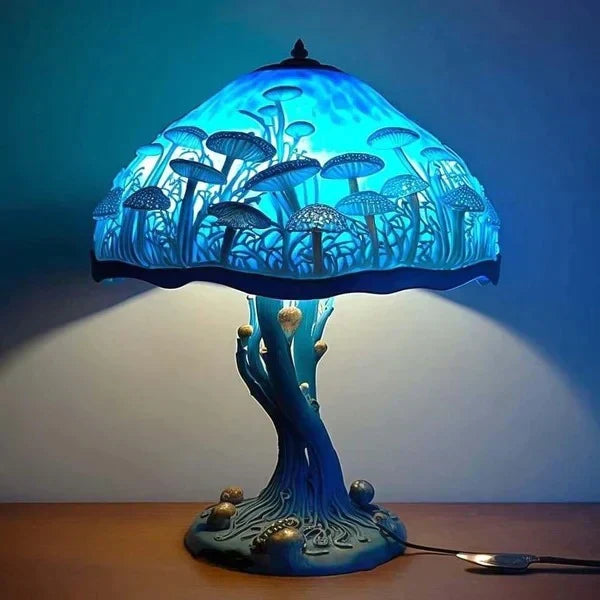 Ręcznie wykonana lampa witrażowa, kolorowe szkło rozpraszające kojące światło, tworząc ciepłą i elegancką atmosferę.
